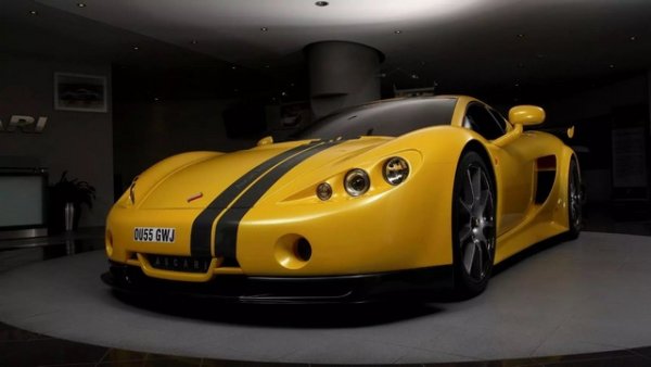 Ascari A10 е суперавтомобил, създаден от малката британска компания Ascari Cars и по идея на нидерландския милионер Клаас Зварт. Появява се през 2001 г., но отнема 5 години, за да бъде създаден. Стилът на Ascari включва големи въздухозаборници отстрани и дизайн с широка каросерия, напомнящ на днешните суперавтомобили. Колата е шосеен вариант на състезателния KZ1-R GT, който участва в испанския GT шампионат.

Оборудван е с модифициран BMW S62 двигател, 4,9-литров V8 с мощност 625 к.с. Автомобилът ускорява до 96 км/ч за 2,8 секунди, а максималната скорост е 346 км/ч. Предвиден е да бъде третият пътен автомобил, произведен от компанията след Ecosse и KZ1. Името A10 е предназначено да отбележи 10-годишнината на компанията. Но така и не достига производство, въпреки планираните петдесет автомобила.